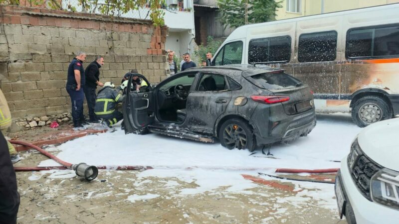 Bursa'nın İnegöl ilçesinde otoparkta bir otomobilde çıkıp büyüyen yangında 3