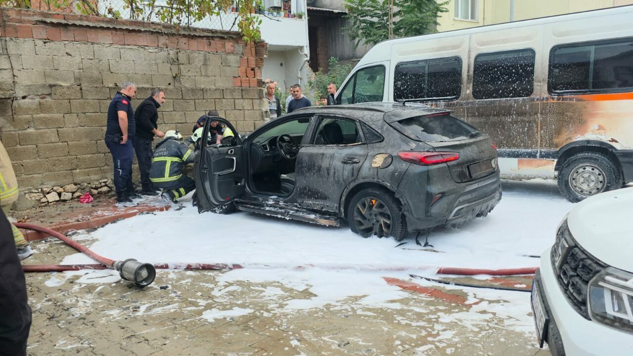 Bursa’da otoparkta yangın: 3 araç hasar gördü
