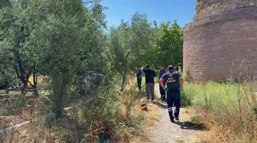 Bursa’da tarihi surların dibinde erkek cesedi bulundu