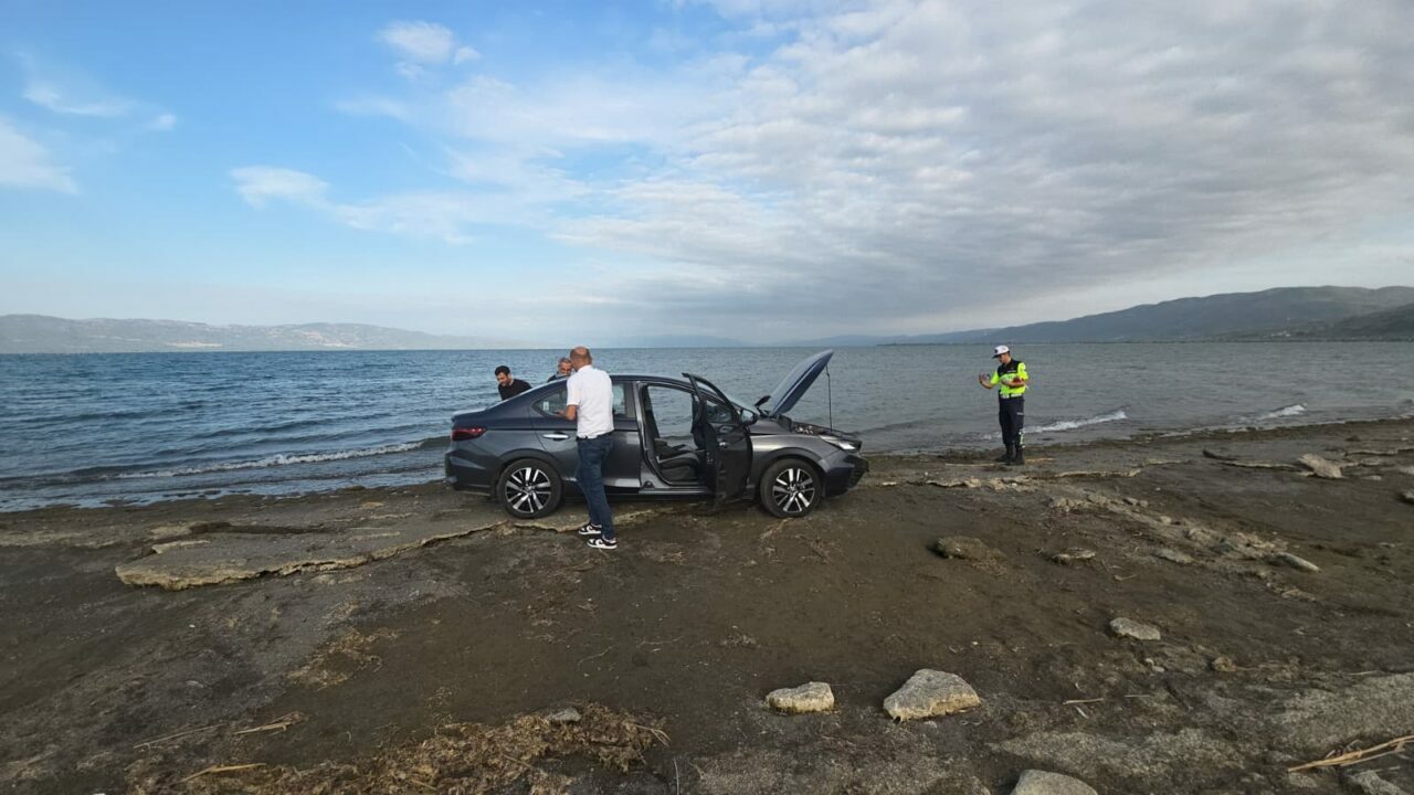 Bursa’da yolda kayan otomobil İznik Gölü’ne düştü