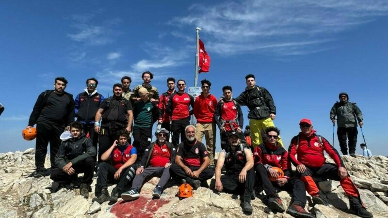 Bursa’da zaferi zirvede kutladılar Bursa Dağcılık Kulüpleri 30 Ağustos Zafer Bayramı etkinlikleri kapsamında Uludağ