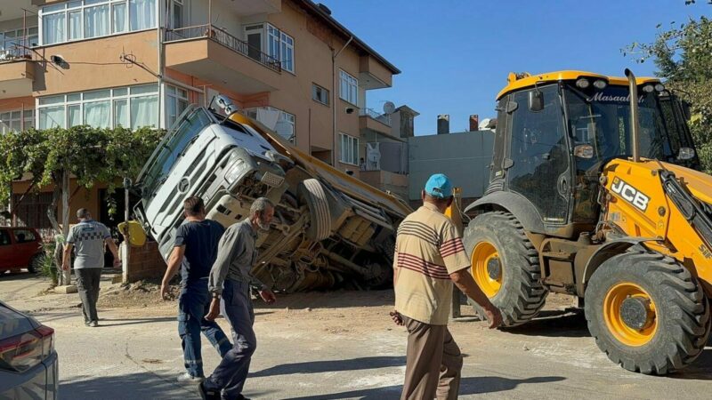 Bursa’da zemin çöktü, kamyon foseptiğe düştü Bursa’nın İznik ilçesinde dolgu çalışması sırasında kum yüklü kamyon, zeminin