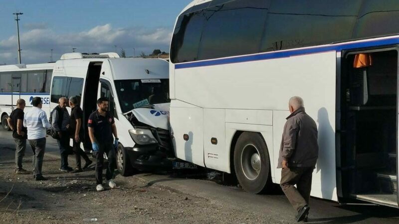 Bursa’da zincirleme kaza: Çok sayıda yaralı var Bursa’nın Gemlik ilçesinde işçi servis otobüsü, servis minibüsü ve bir