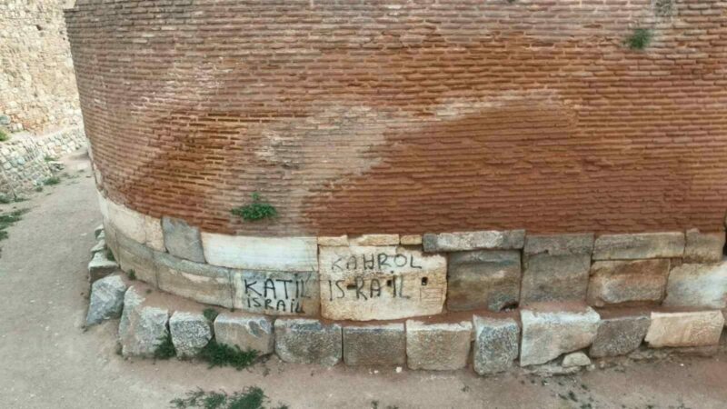 Bursa’daki tepki çeken protesto! Bursa’nın İznik ilçesindeki 2400 yıllık surlara ’Katil İsrail’ yazdılar. Bu