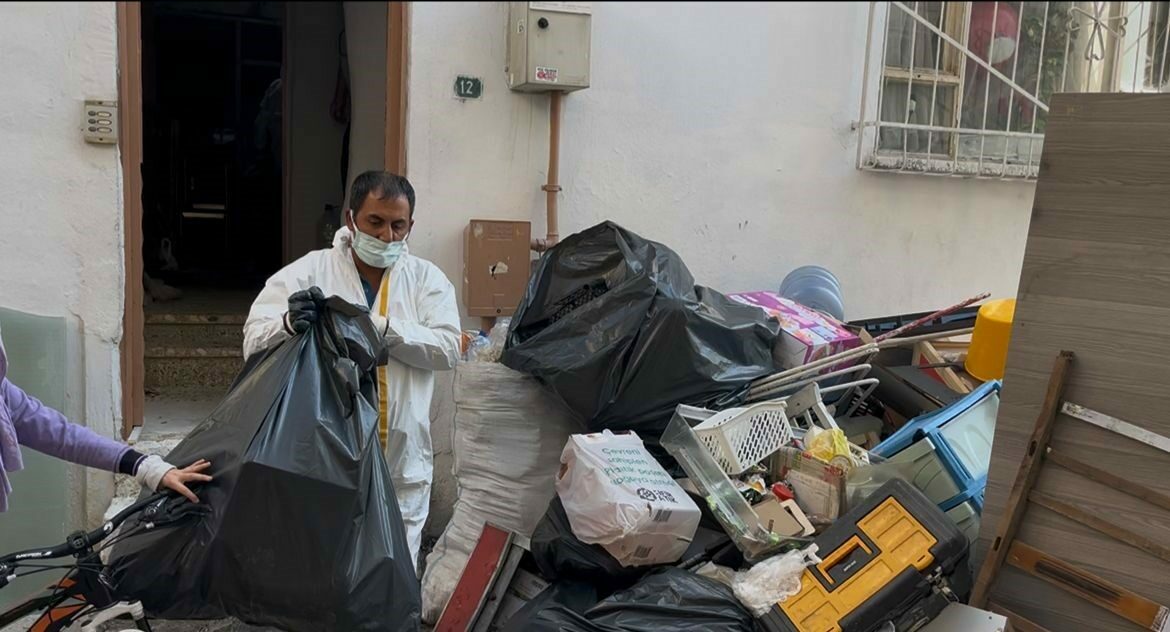 Bursa’daki bu evde adım atacak yer bulamadılar! 3 kamyon dolusu…