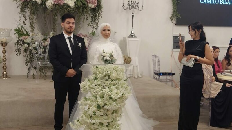 Bursa’ya Kolombiyalı damat Bursa'nın İnegöl ilçesinde yaşayan Beyza Köseoğlu (24), sosyal medyadan katıldığı