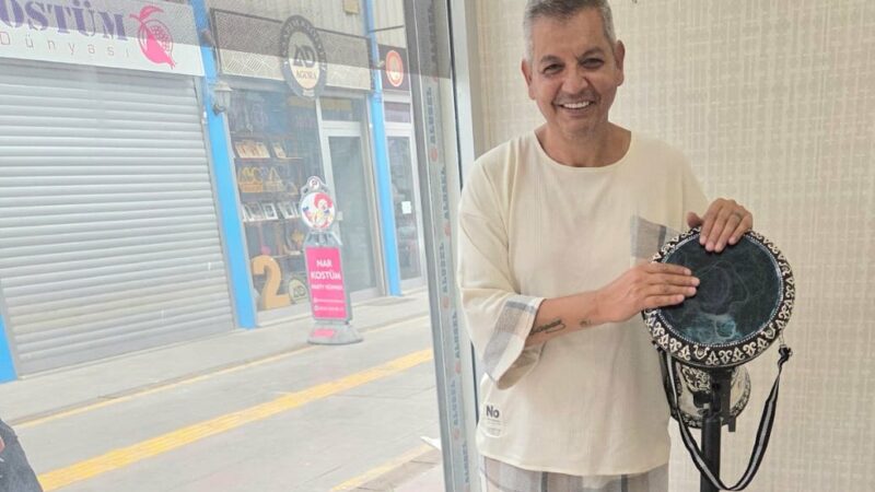 Bursa eğlence hayatının ‘Kuzu Muammer’i artık hocalık yapacak Bursa Büyükşehir Belediye Konservatuarı'ndan ritim sanatçısı olarak emekli olan Muammer