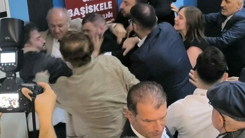 CHP Başiskele ilçe kongresinde, başkan adayı Uğur Falay’ın konuşması sırasında