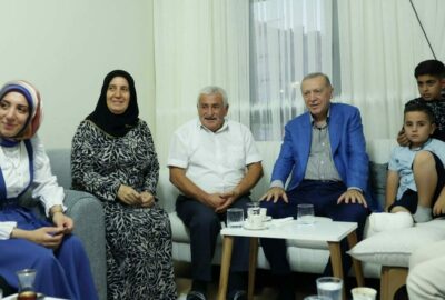 Cumhurbaşkanı Erdoğan, Malatya’da depremzede aileyi ziyaret etti