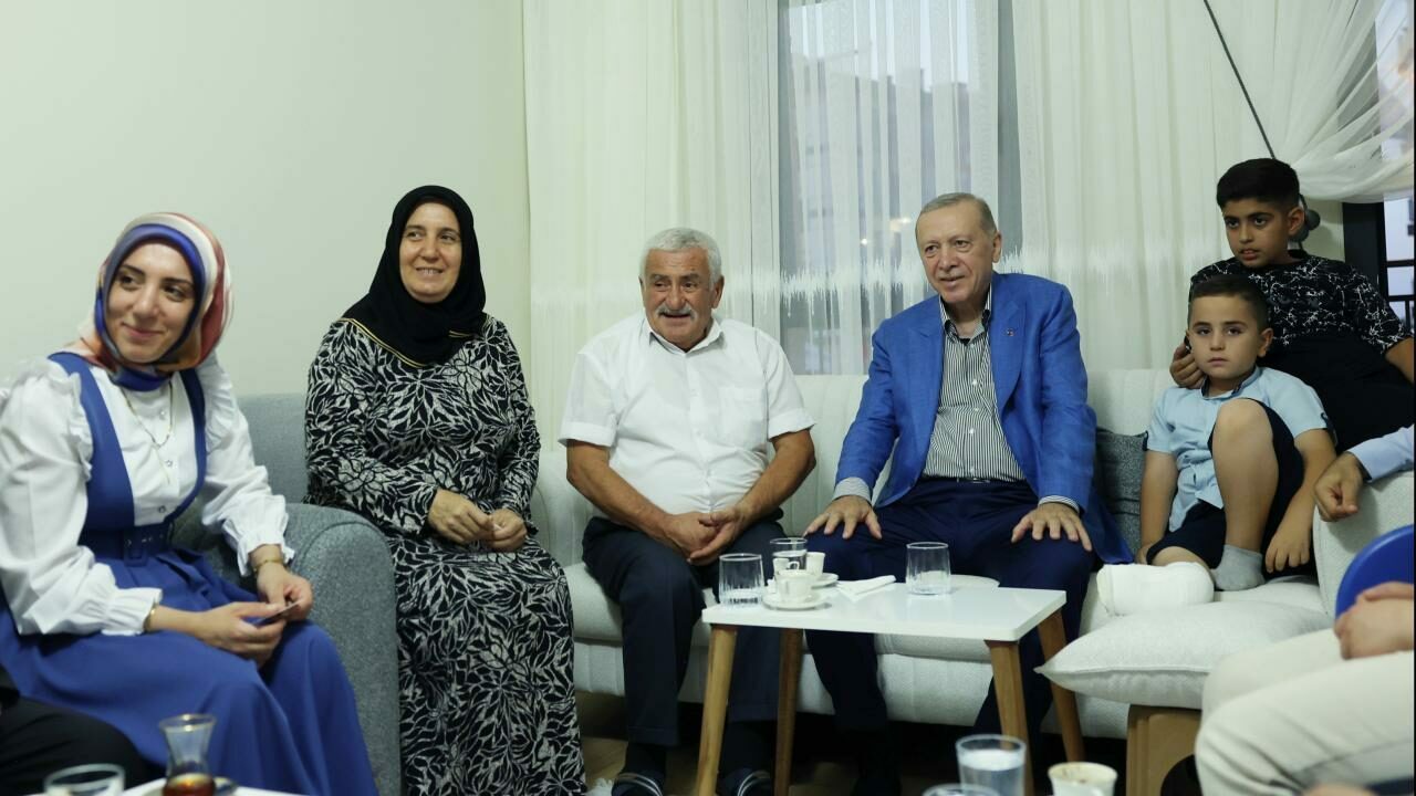 Cumhurbaşkanı Erdoğan, Malatya’da depremzede aileyi ziyaret etti