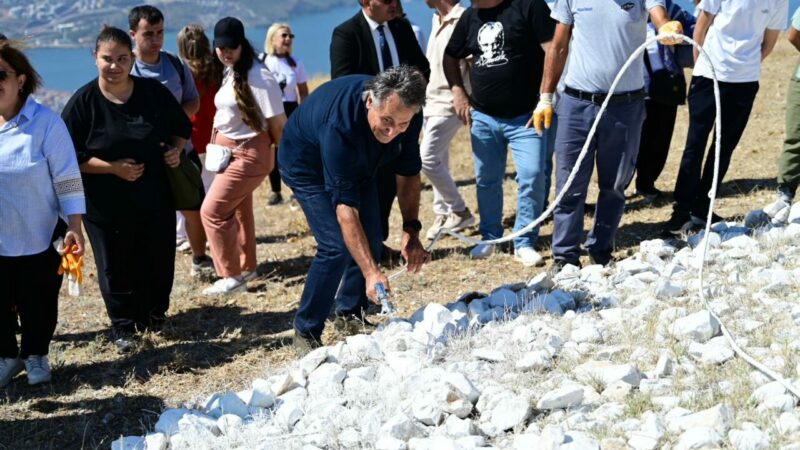 Bursa’da dünyanın en büyük Atatürk imzası yenilendi Bursa'nın Gemlik ilçesindeki Şahintepe'de bulunan dünyanın en büyük Atatürk imzası