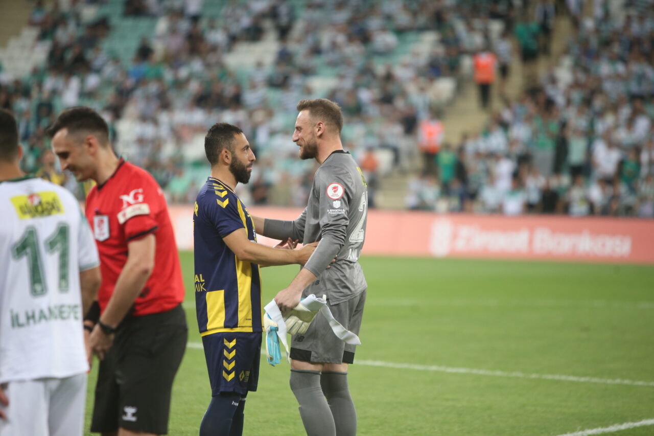 Anıl Atağ sahalara döndü