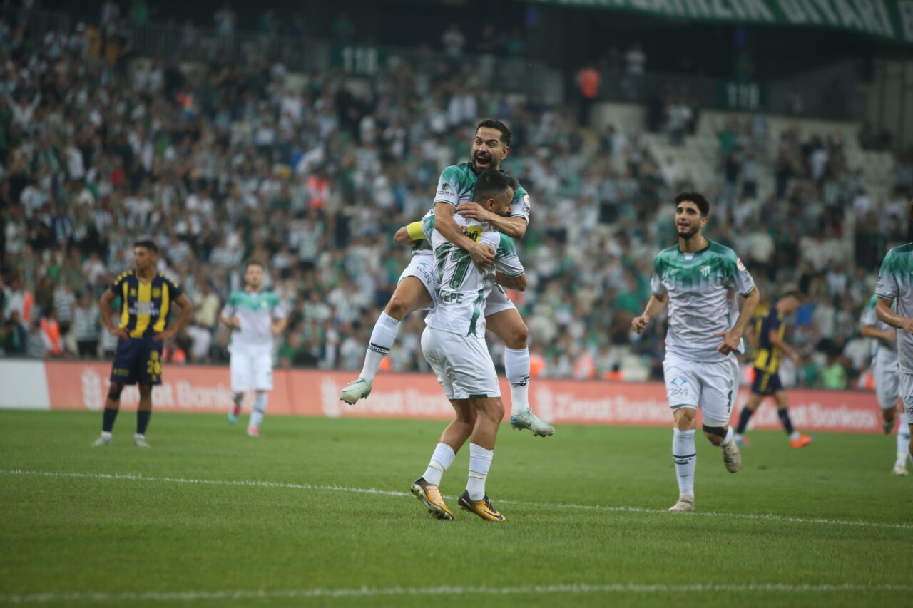 Bursa’da Bursaspor günü! Binlerce kişi saat 19.00’a kitlendi… Bursa’da Bursaspor günü! Binlerce kişi saat 19.00’a kitlendi…