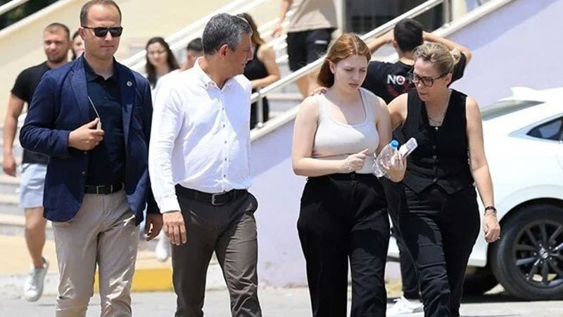 Özel, Ferdi Zeyrek’in kızının üniversiteye kaydını yaptırdı