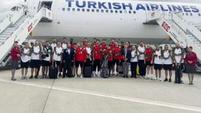 Avrupa ikincisi 12 Dev Adam yurda döndü