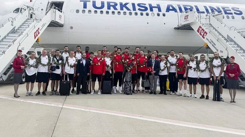 Avrupa ikincisi 12 Dev Adam yurda döndü Avrupa ikincisi 12 Dev Adam yurda döndü