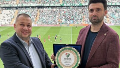 Bursaspor Başkanı Çelik’ten otobüs sponsoruna plaket