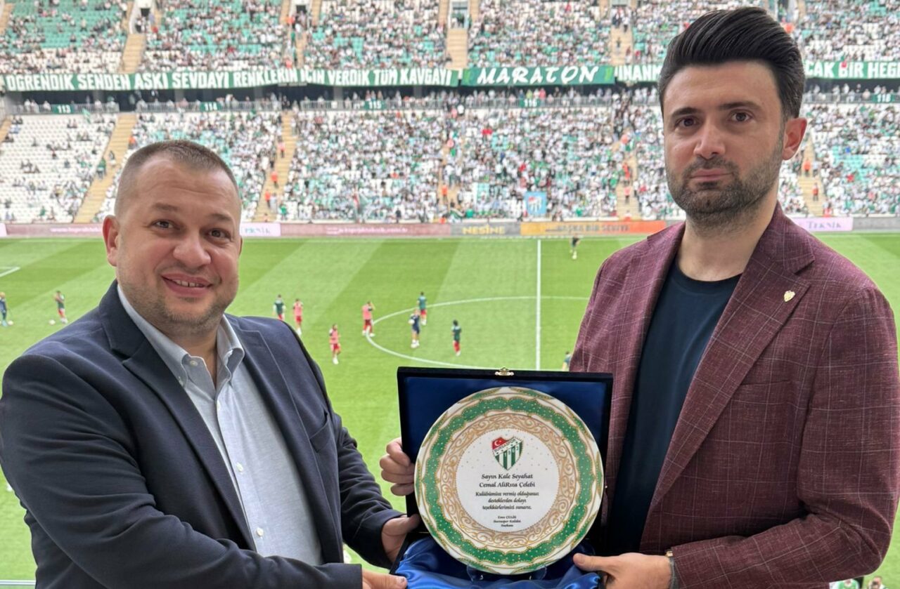 Bursaspor Başkanı Çelik’ten otobüs sponsoruna plaket
