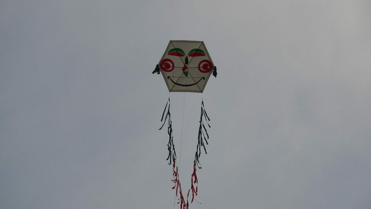 Filistin’e destek için Bursa’da 15 metrelik uçurtma uçurdular