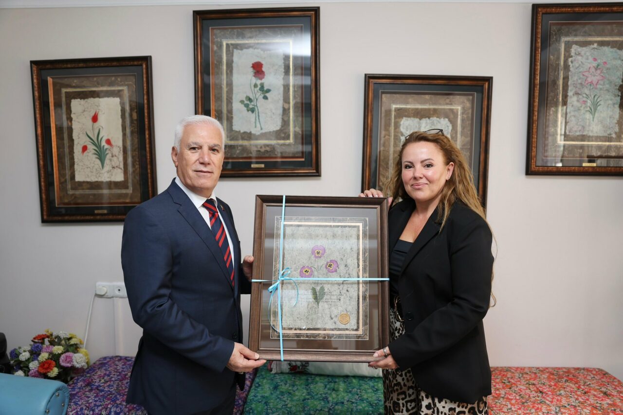 Türkiye’de bir ilki başaran Bursalı sanatçıya Başkan Bozbey’den ziyaret Türkiye’de bir ilki başaran Bursalı sanatçıya Başkan Bozbey’den ziyaret