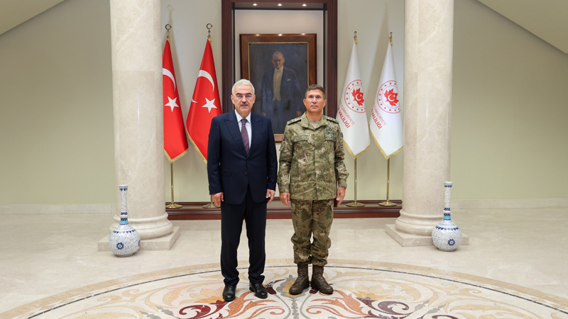 Bursa Valisi Ayyıldız’a önemli ziyaret Bursa Valisi Ayyıldız’a önemli ziyaret