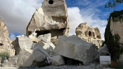 Kapadokya’da peribacası yıkıldı