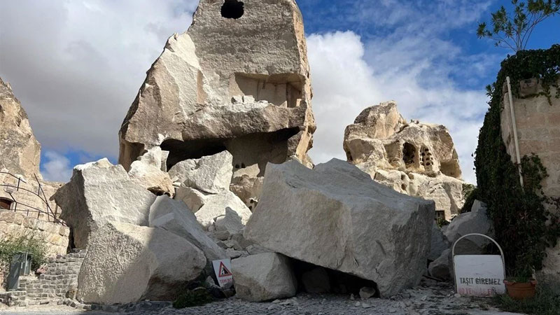 Kapadokya’da peribacası yıkıldı