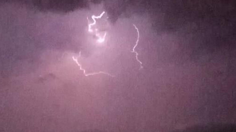 Bursa’da şimşekler geceyi aydınlattı Bursa’da şimşekler geceyi aydınlattı