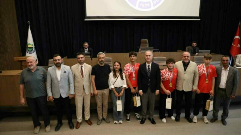 İnegöl’ün başarılı gençleri, mecliste onure edildi Romanya’da yapılan Avrupa Bilek Güreşi Şampiyonası’nda derece elde eden İnegöllü