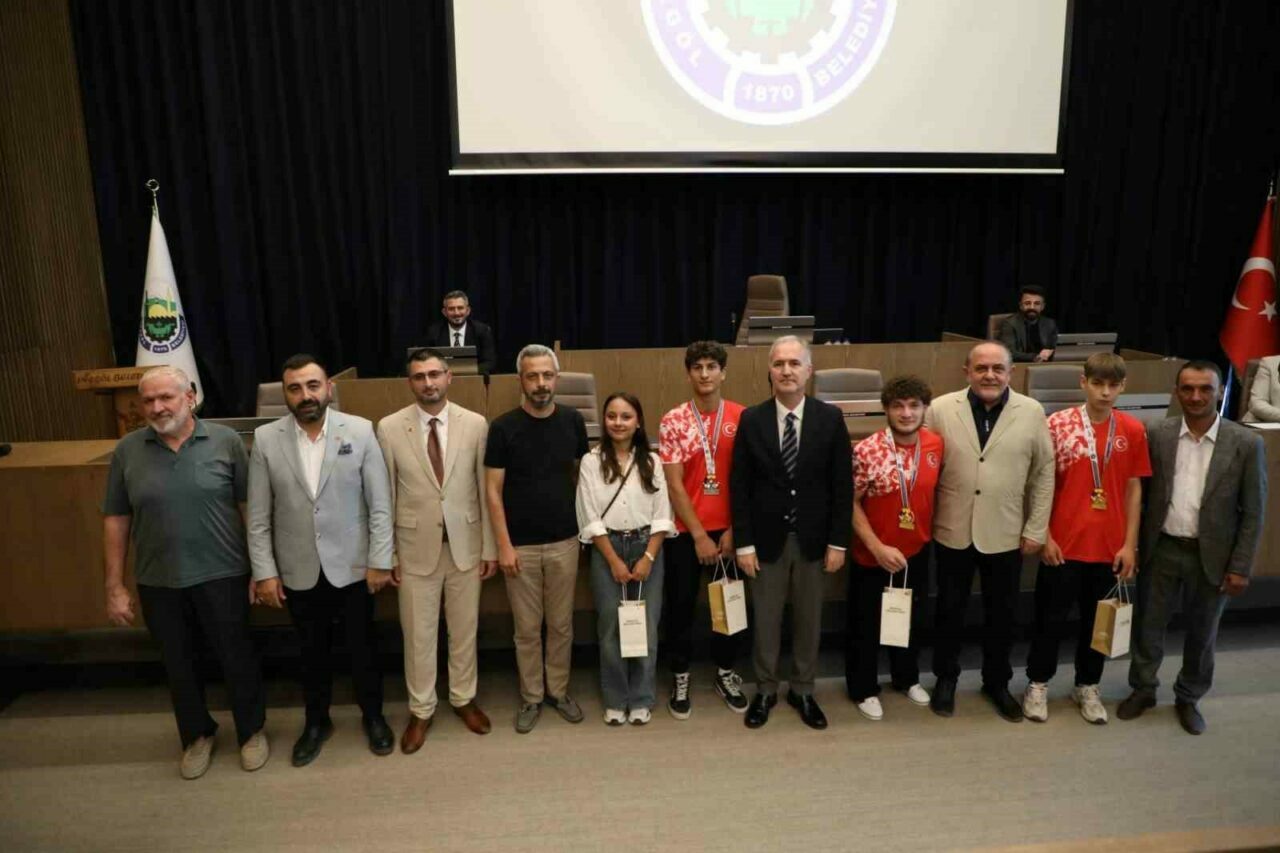 İnegöl’ün başarılı gençleri, mecliste onure edildi