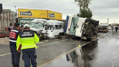 İşçi servisiyle kamyon çarpıştı: 3 ölü, 7 yaralı