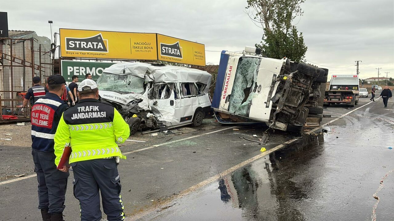 İşçi servisiyle kamyon çarpıştı: 3 ölü, 7 yaralı