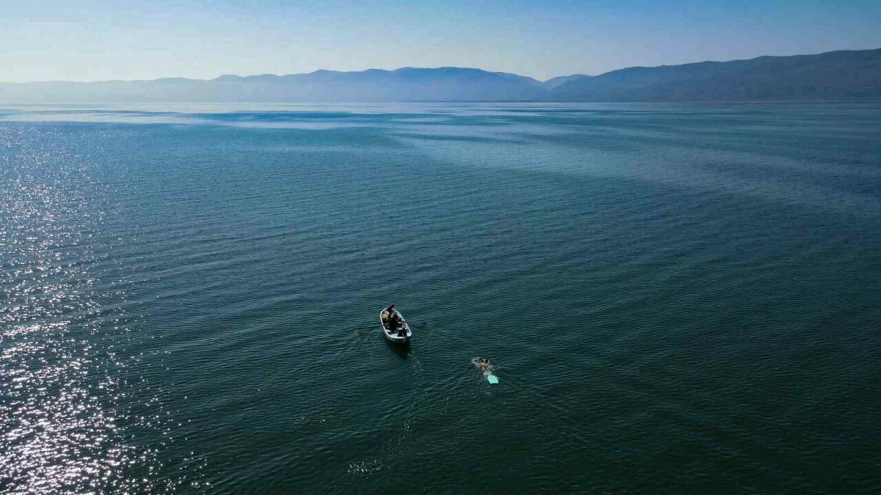 İznik Gölü’ndeki kuraklığa böyle dikkat çekti! İznik Gölü’ndeki kuraklığa böyle dikkat çekti!