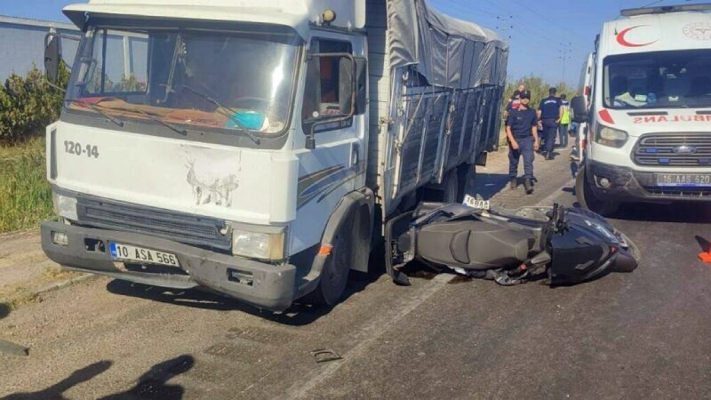 Bursa’da kırmızı ışıkta dehşet Bursa'nın Karacabey ilçesinde kamyonun çarptığı motosikletteki baba yaşamını yitirdi, oğlu