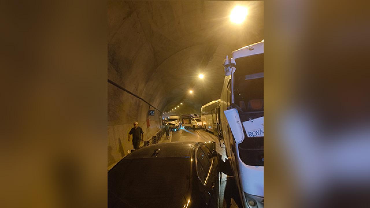 Tünelde zincirleme kaza: Uzun araç kuyruğu oluştu
