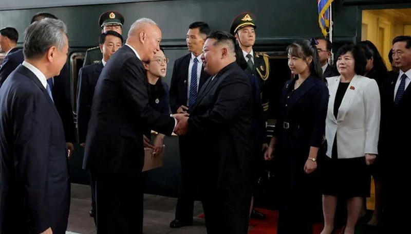 Kızını dünyaya ilk kez tanıttı Kızını dünyaya ilk kez tanıttı