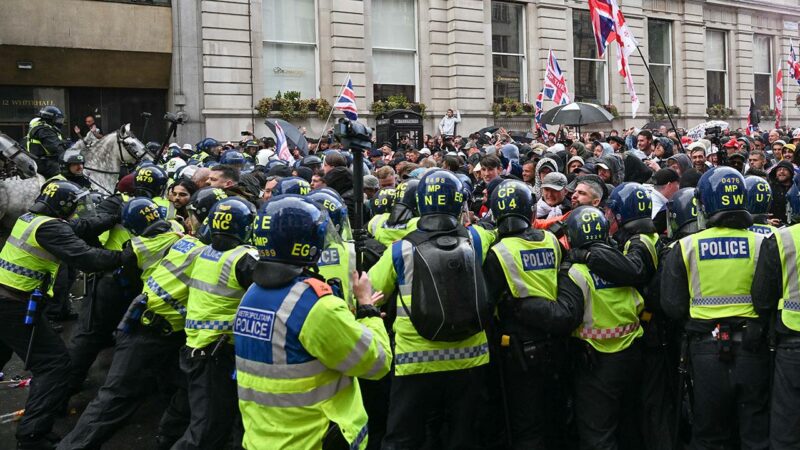 Londra’da protesto arbedeye dönüştü: 26 polis yaralı, 25 gözaltı İngiltere'de aşırı sağcıların başkent Londra'da düzenledikleri gösteriye 110-150 bin kişi