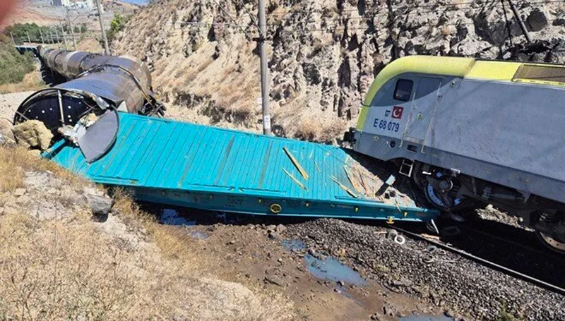 Yük trenleri kafa kafaya çarpıştı