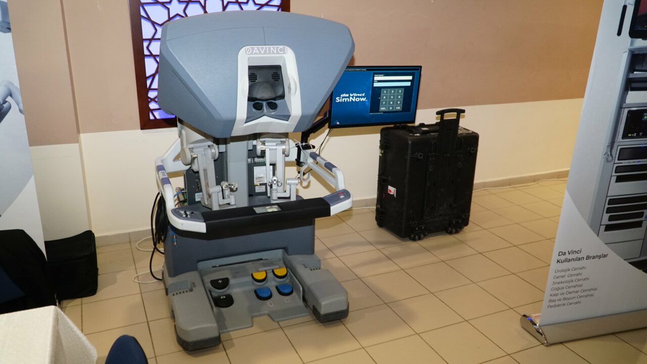 Bursa’ya önemli sağlık çağrısı; ‘7 dalda ameliyat yapan bu robotu Uludağ Üniversitesi’ne kazandırmalıyız’