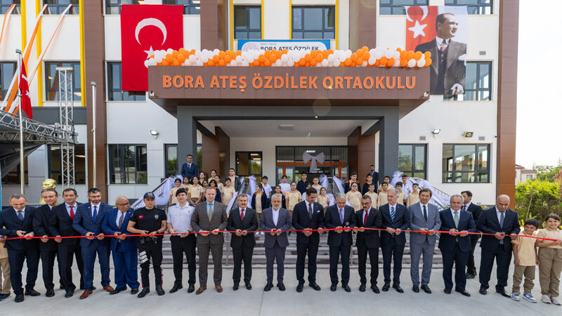 Bora Ateş Özdilek Ortaokulu törenle açıldı Bursa’nın İnegöl ilçesinde Özdilek tarafından yaptırılarak Millî Eğitim Bakanlığına bağışlanan