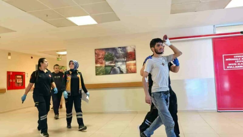 Bursa’da evinin bahçesinde dehşeti yaşadı Bursa’nın İnegöl ilçesinde bir kişi, spiralle demir keserken elinden yaralandı.