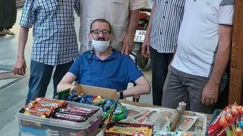 Bursa’da pes dedirten olay! Vicdansız hırsız bakın ne yaptı… Bursa’da kuyumcular çarşısında seyyar satıcılık yaparak geçimini sağlayan engelli vatandaşın,