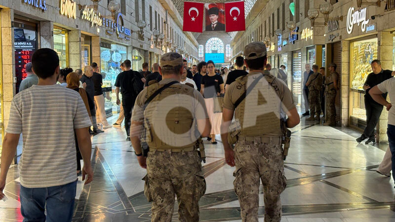 Bursa Kapalı Çarşı’da alarm! Özel Harekât polisleri devrede Bursa Kapalı Çarşı’da kuyumcu esnafını hedef aldığı öne sürülen bir