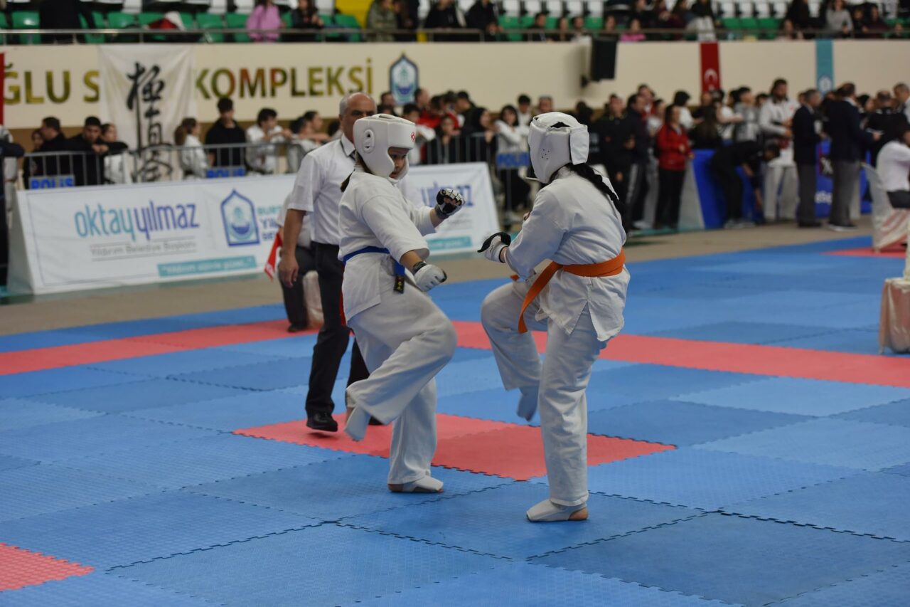 Bursa Yıldırımlı karatecilerden madalya yağmuru