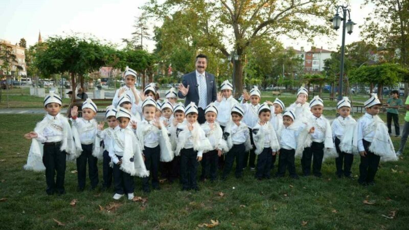 Bursa’da sünnet şöleni mutluluğu Bursa’da 10. Uluslararası Altın Biber Festivali kapsamında 27 çocuğun toplu