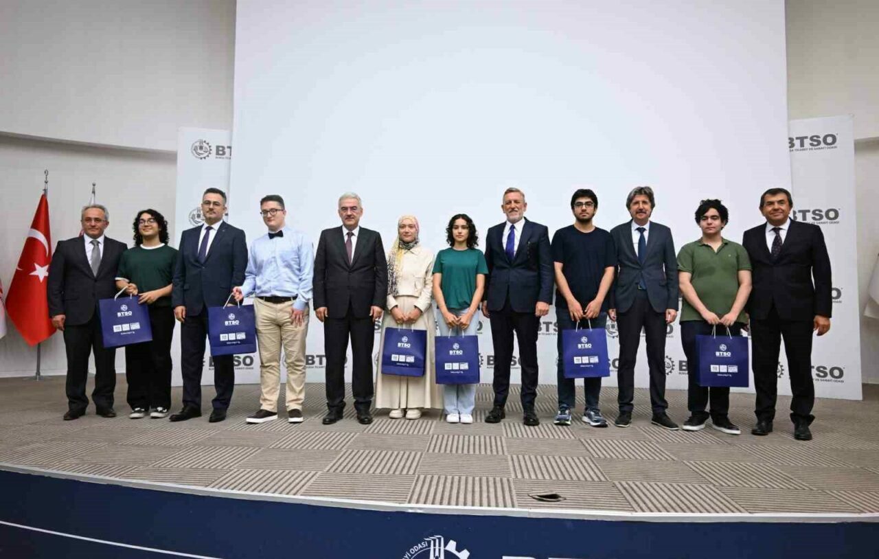 YKS’de dereceye giren Bursalı gençler BTSO’da ödüllendirildi YKS’de dereceye giren Bursalı gençler BTSO’da ödüllendirildi