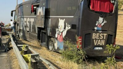 Yolcu otobüsü devrildi: Çok sayıda yaralı var