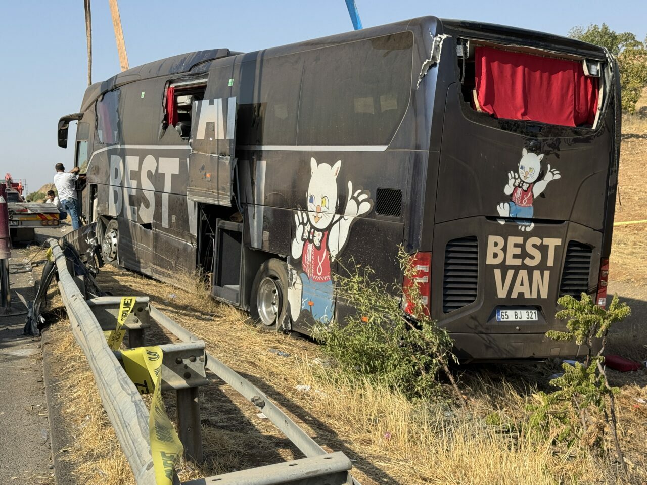 Yolcu otobüsü devrildi: Çok sayıda yaralı var