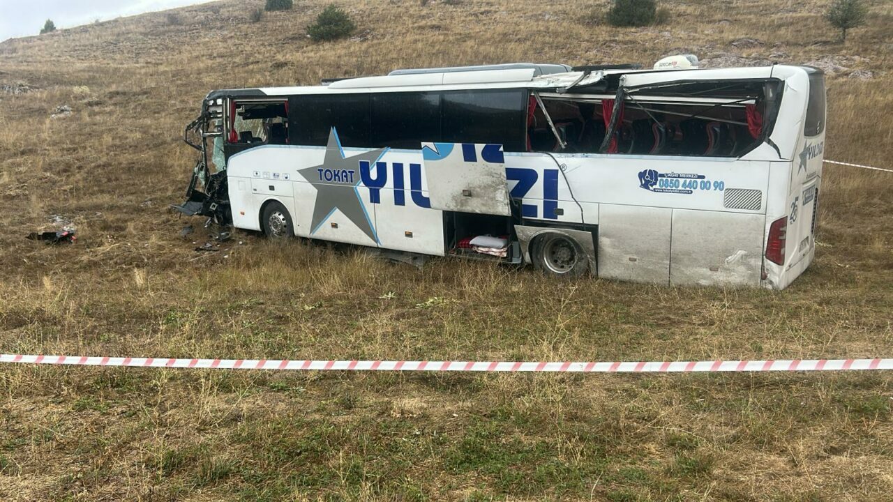 Yolcu otobüsü ile TIR çarpıştı: Çok sayıda yaralı var