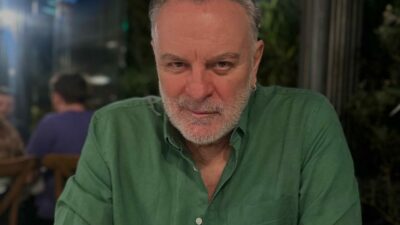 26 yaş küçük eşiyle tatil pozunu paylaştı! O poza yorum yağdı…